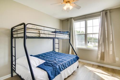 ルイスにあるCharming Lewes Townhome with Sunroom 5 Mi to Beach!のベッドルーム1室(二段ベッド2台、シーリングファン付)