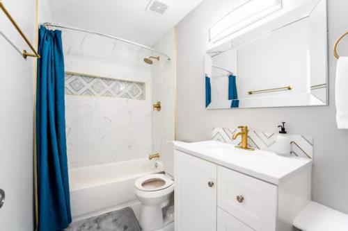 Baño blanco con lavabo y aseo en All New! Convenient Location! Sleeps 8 en Denver