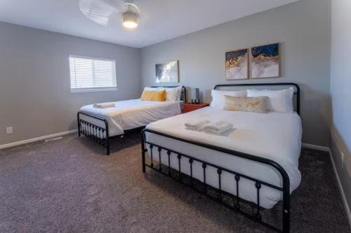 1 dormitorio con 2 camas en una habitación en All New! Convenient Location! Sleeps 8 en Denver