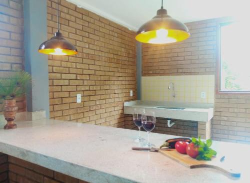- une cuisine avec 2 verres à vin sur un comptoir dans l'établissement Casa em Duas Barras a 45 minutos de Nova Friburgo, à Duas Barras