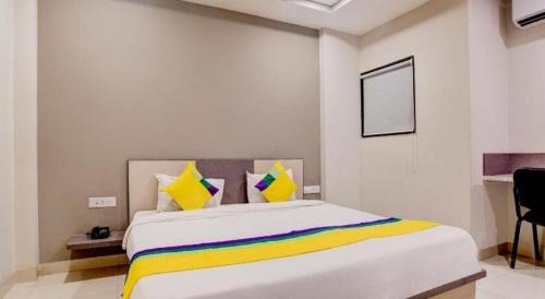Cama o camas de una habitación en OYO Hotel Royal Paradise