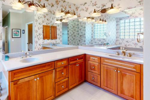 een badkamer met twee wastafels en een grote spiegel bij Blazing Sunshine in Bonita Springs