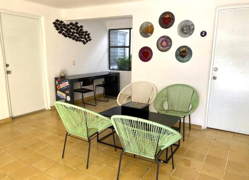 een eetkamer met stoelen en een tafel en borden aan de muur bij Villa Esterito in La Paz