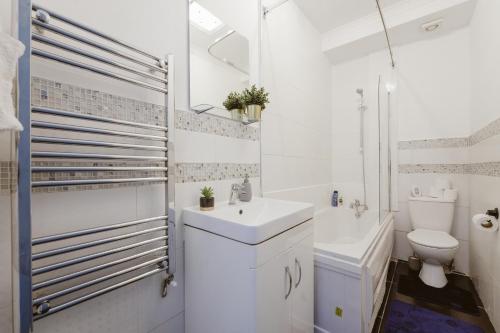A bathroom at Great Rooms in Stepney Green Station - 12