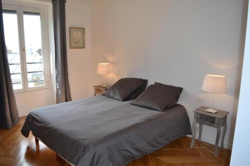 En eller flere senge i et værelse på Appartement moulin rouge II