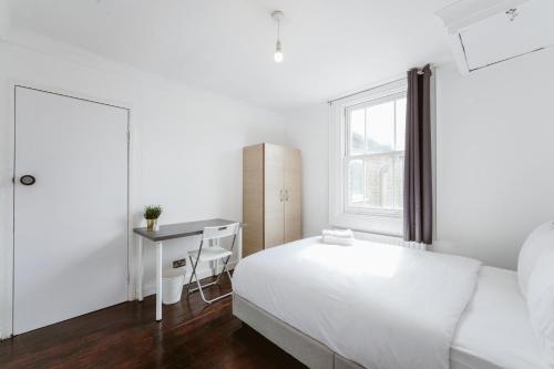 A bed or beds in a room at Great Rooms in Stepney Green Station - 12