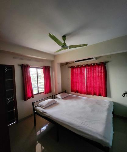 Cama ou camas em um quarto em OYO R Guest House Near Netaji Subhash Chandra Bose International Airport