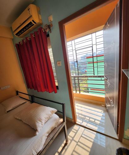 sypialnia z łóżkiem i oknem z widokiem w obiekcie OYO R Guest House Near Netaji Subhash Chandra Bose International Airport w mieście Salua