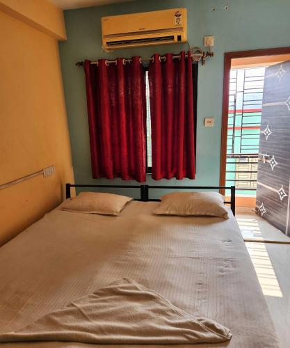 Cama ou camas em um quarto em OYO R Guest House Near Netaji Subhash Chandra Bose International Airport