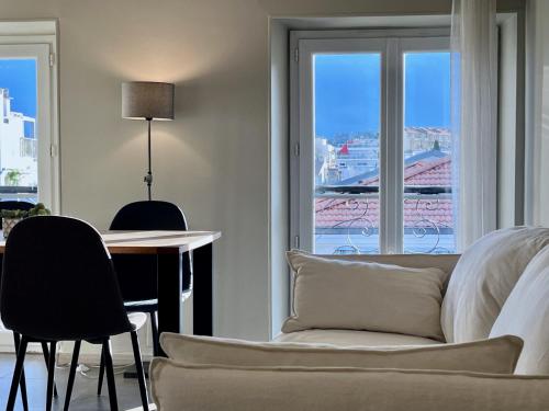 un salon avec un canapé et une table dans l'établissement Promenade sur les toits, à Nice