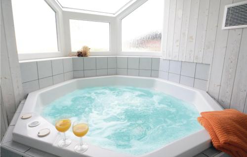 eine Badewanne mit zwei Gläsern Wein darin in der Unterkunft Strandblick 36 in Schönhagen
