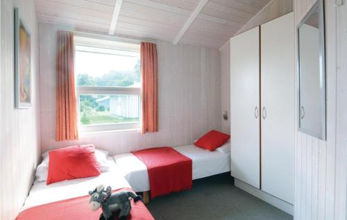 シェーンハーゲンにあるStrandblick 36のベッドルーム1室(ベッド2台、窓付)