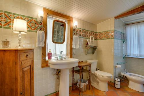 bagno con lavandino e servizi igienici di Patagonia Cottage with Patio and Yard Walk to Town! a Patagonia