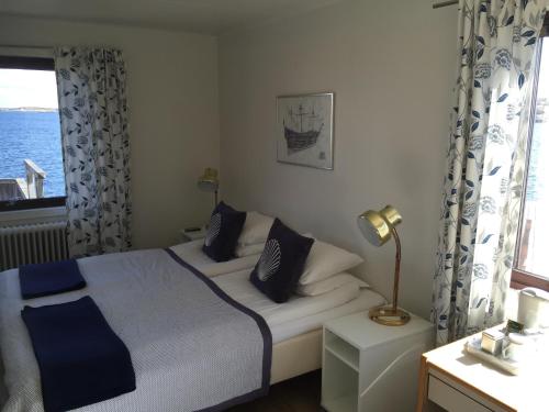 a hotel room with a bed and a window at Hotell Fisketången in Kungshamn