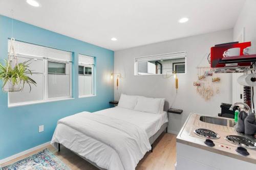 a small room with a bed and a kitchen at Mae's sweet suite - Micro Studio - 91Walkscore in Seattle