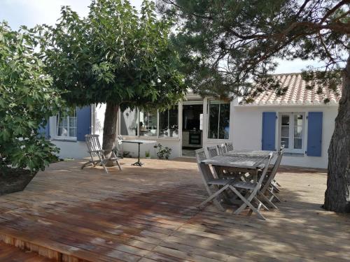 a patio with a table and chairs in front of a house at nataliledeco bed and breakfeast in La Guérinière
