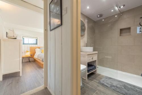 ein Badezimmer mit einer Dusche, einem Waschbecken und einer Badewanne in der Unterkunft The Lavender Shack in Brooke