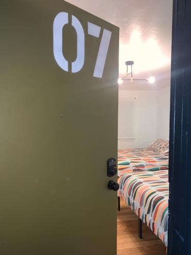 Ένα ή περισσότερα κρεβάτια σε δωμάτιο στο Dragonfly Motor Lodge