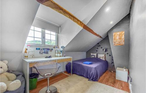 にあるBeautiful Home In St,germain-des-angles With Heated Swimming Poolのベッドとデスクが備わる屋根裏部屋です。