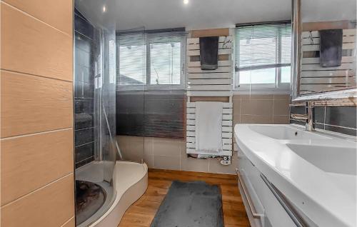 にあるBeautiful Home In St,germain-des-angles With Heated Swimming Poolのバスルーム(シンク、シャワー、バスタブ付)