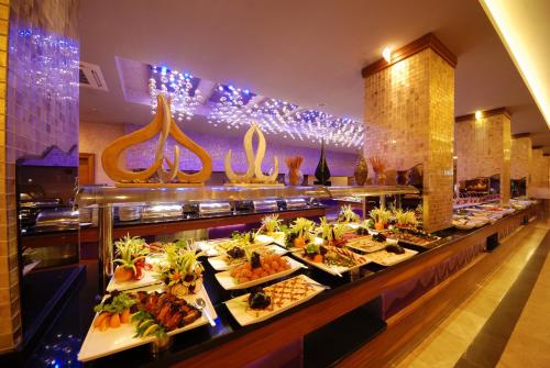 een buffet met veel borden eten bij Golden Rock Beach in Marmaris