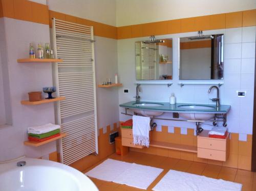 a bathroom with a sink and a tub at L'albero Del Pepe in Fiano Romano