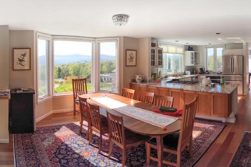 Η κουζίνα ή μικρή κουζίνα στο Green Mountain Manor