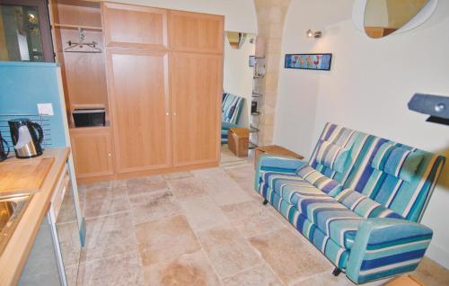 Kuchyň nebo kuchyňský kout v ubytování Cozy Apartment In Beaucaire With Wifi
