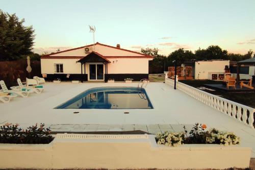 - une piscine sur une terrasse avec une maison dans l'établissement Casa Las Colinas, à Illana