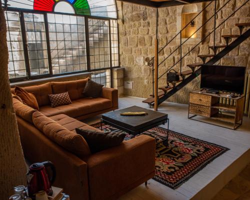 a living room with a couch and a table at Hezen Cave Hotel in Ortahisar