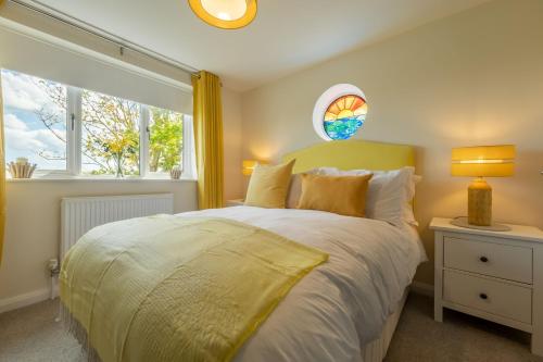 Una cama o camas en una habitación de Sunset