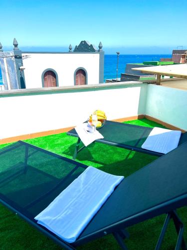 una mesa de ping pong en el techo de una casa en Casa a 50 metros de la playa. Supreme Pedro en El Socorro