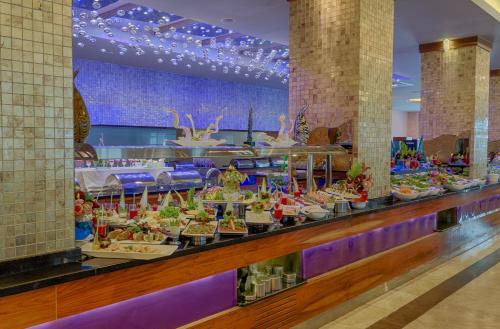 een buffet met eten in een hotel bij Golden Rock Beach in Marmaris