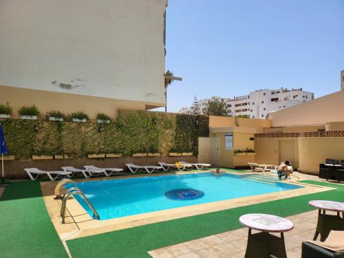 una piscina en la azotea de un edificio en Résidence Hotelière Fleurie, en Agadir