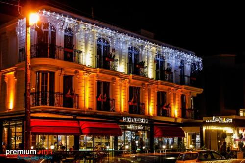 Un edificio con le luci di Natale sopra. di PREMIUM INN City Hotel & Restaurant Central Shopping Street Location ! a Famagusta