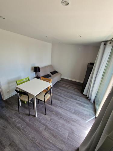 Posezení v ubytování Appartement 2 pièces rénove avec accès piscine