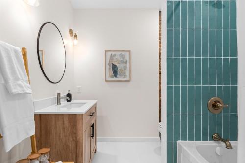 W łazience znajduje się umywalka oraz prysznic z lustrem. w obiekcie The Olympia: Front Street Flats w mieście Belleville