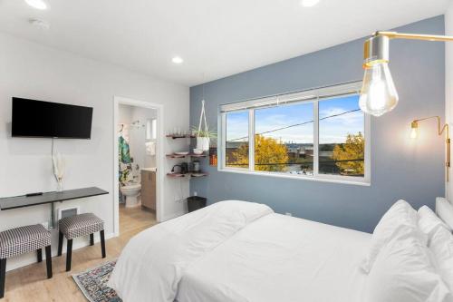 シアトルにあるQuinn's sweet suite - Micro Studio - 91Walkscoreのベッドルーム(白いベッド1台、窓付)