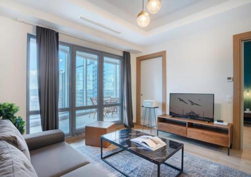 un soggiorno con divano e TV di Luxurious Residence in Istanbul a Istanbul