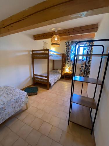 une chambre avec deux lits superposés et une échelle dans l'établissement Gîte Lou Gardian, à Aureille