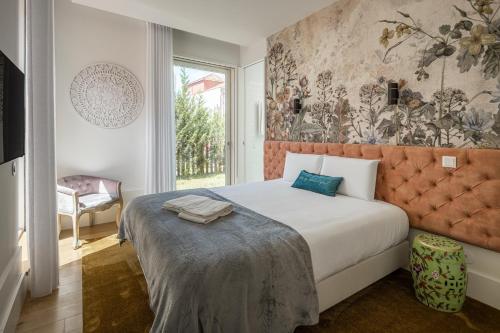 een slaapkamer met een groot bed en een raam bij The Downtown Charming Apartments in Porto