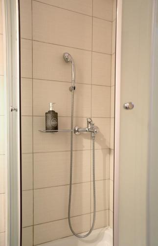 Bilik mandi di Sitia Cozy Apartment