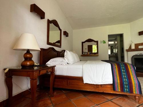 Cama o camas de una habitación en Casa Bugambilia, Un Pequeño Hotel en Tepoztlán