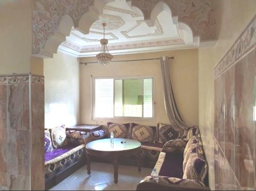 een woonkamer met een bank en een tafel bij Agadir in Agadir