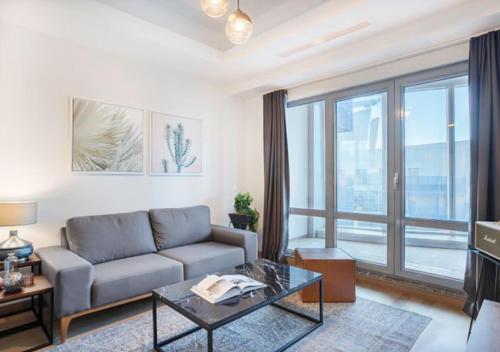 un soggiorno con divano e una grande finestra di Luxurious Residence in Istanbul a Istanbul