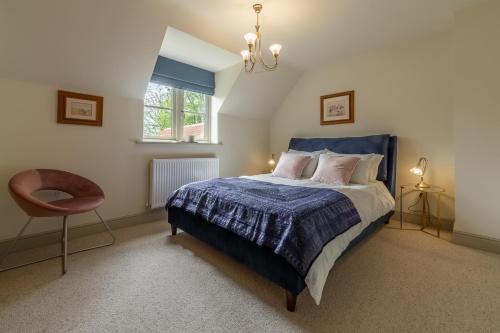 - une chambre avec un lit, une chaise et une fenêtre dans l'établissement Long Meadow, à Great Bircham