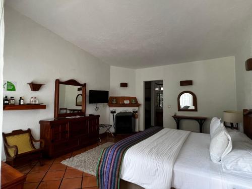 Cama o camas de una habitación en Casa Bugambilia, Un Pequeño Hotel en Tepoztlán