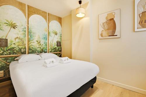 ein Schlafzimmer mit einem großen Bett und einem Gemälde an der Wand in der Unterkunft New and bright apartment 4 people in Paris