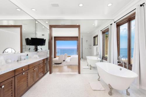 Ένα μπάνιο στο Carbon Beach Home