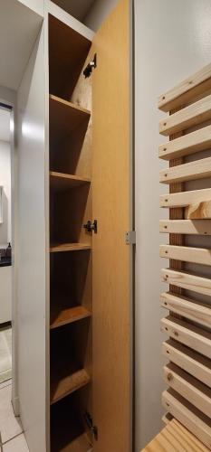 Habitación con armario y estanterías de madera. en Private Aparment Studio in the hard of Miami unit # 6, en Opa-locka